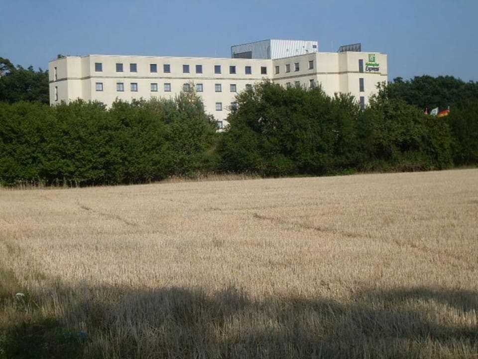 Blick über die Felder Holiday Inn Express Frankfurt - Airport