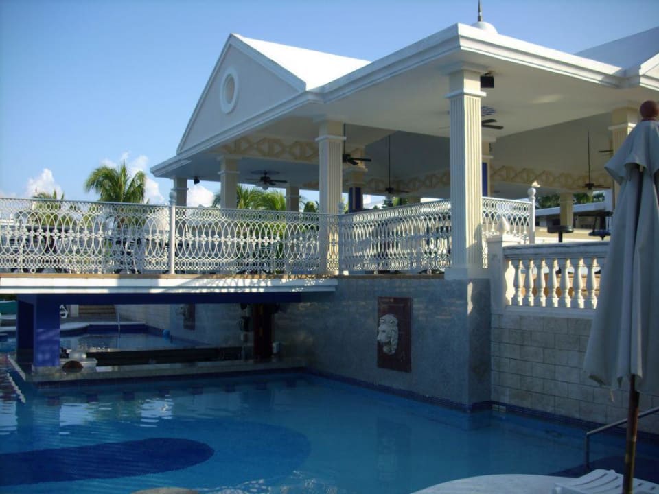 Seitenansicht auf die Pool-Bar Hotel Riu Negril