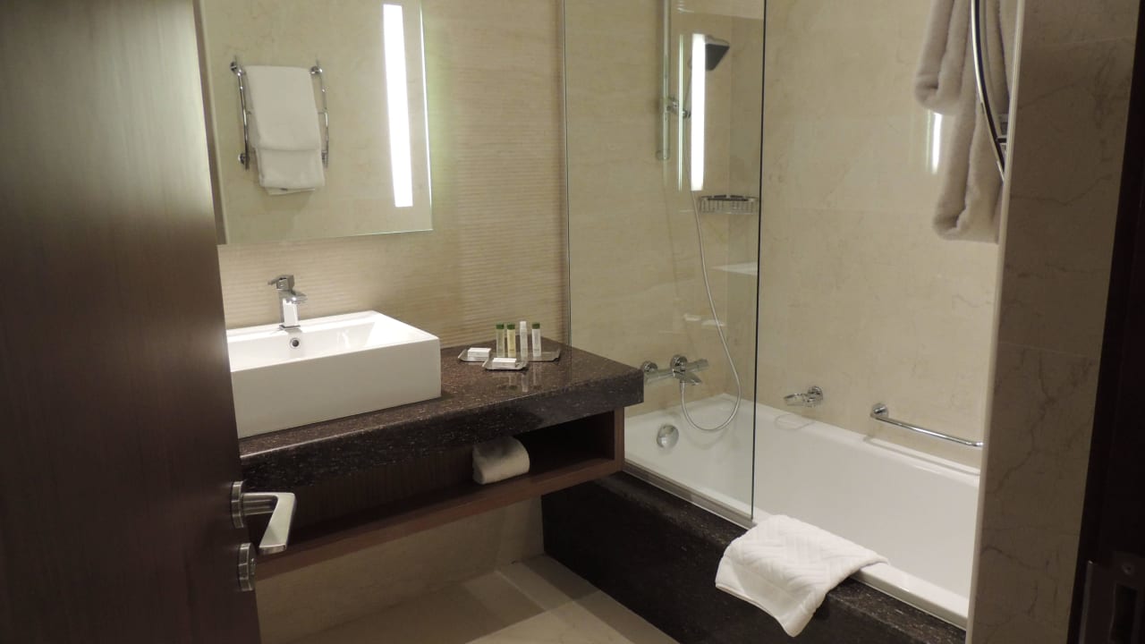 Wanne mit Dusche DoubleTree by Hilton Resort & Spa Marjan Island