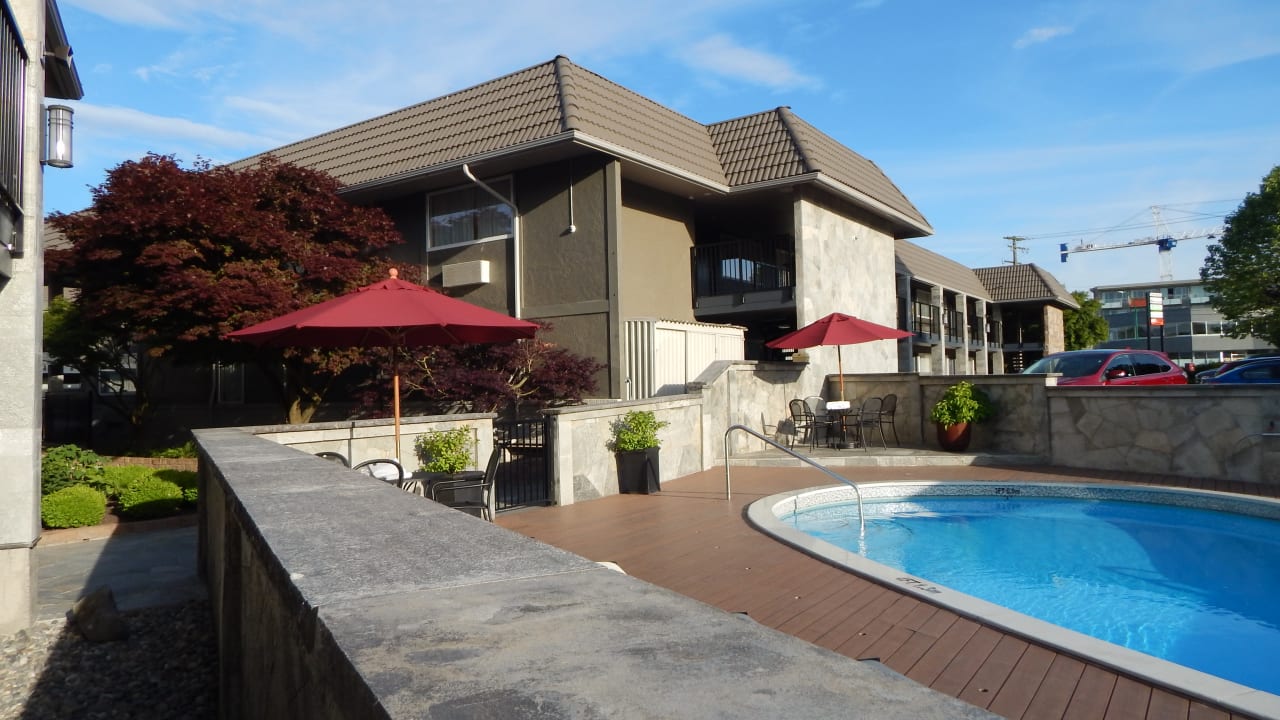 Pool Best Western Plus Burnaby Hotel
