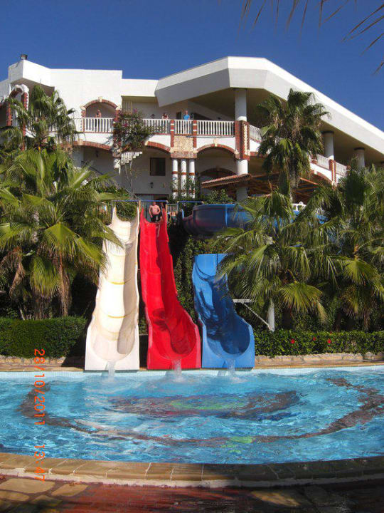 Kleiner Pool mit den drei Wasserrutschen Hotel Defne Dream
