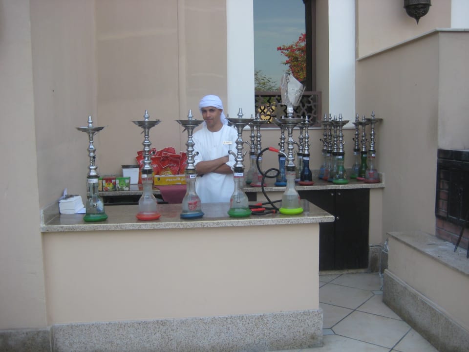 Der Herr der Sishas. Sollte man probieren. Miramar Al Aqah Beach Resort