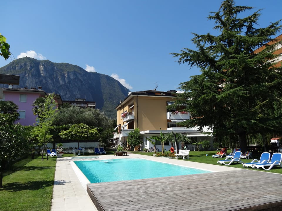 Außenansicht der Villa Apartments Villa Dina