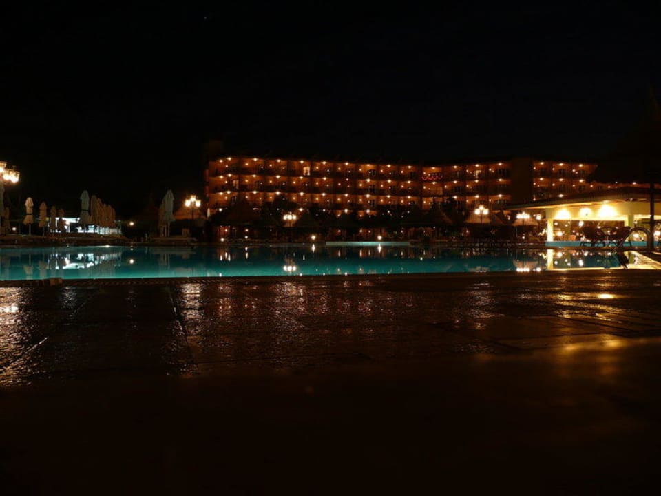 Hotel mit Pool bei Nacht Siva Grand Beach