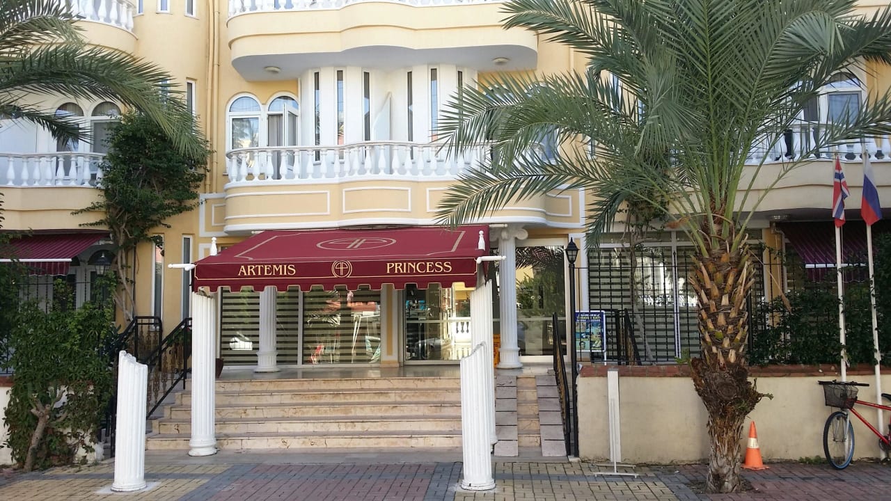 Vor dem Hotel Citrus Plaza Hotel