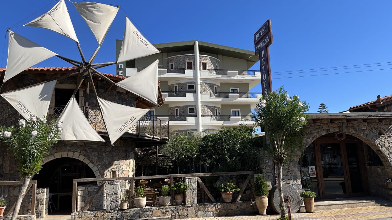 Außenansicht Petousis Hotel & Suites