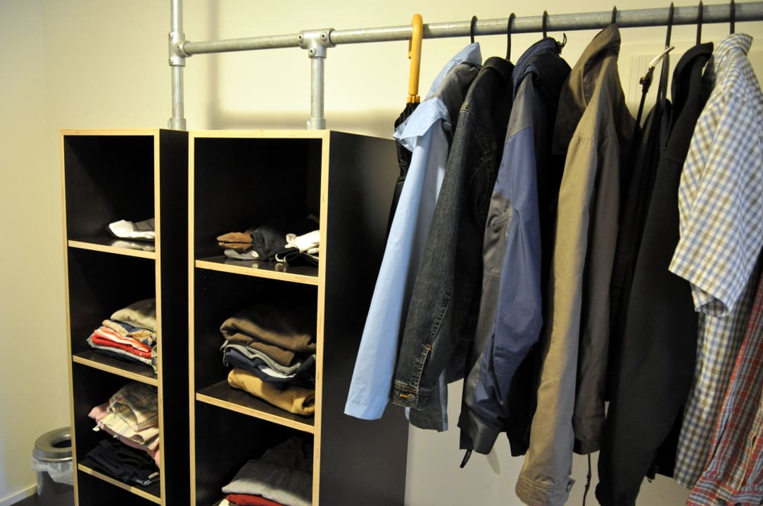 Ablagen und Garderobe am Eingang Hotel B's Strandappartementen