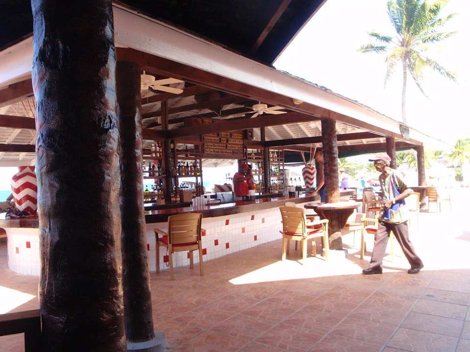 Die Poolbar - nur wenige Schritte vom Strand weg. Grand Muthu Club Caribbean Runaway Bay