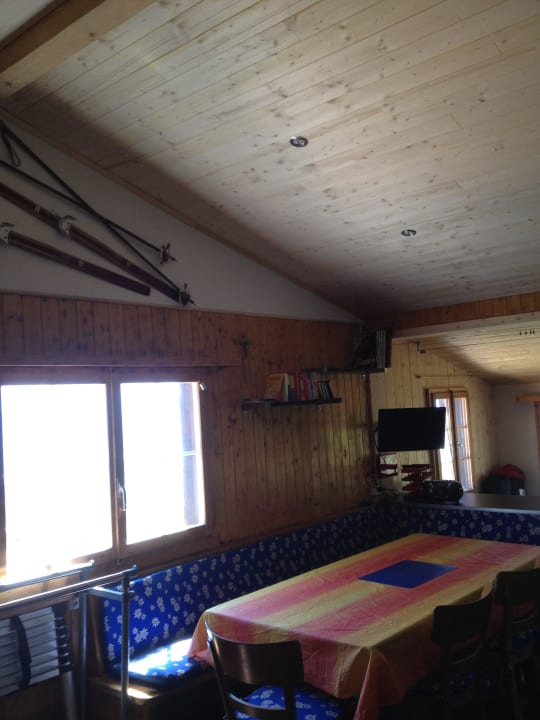 Stube mit Esstisch Maiensäss Alphütte Tegia Sulai