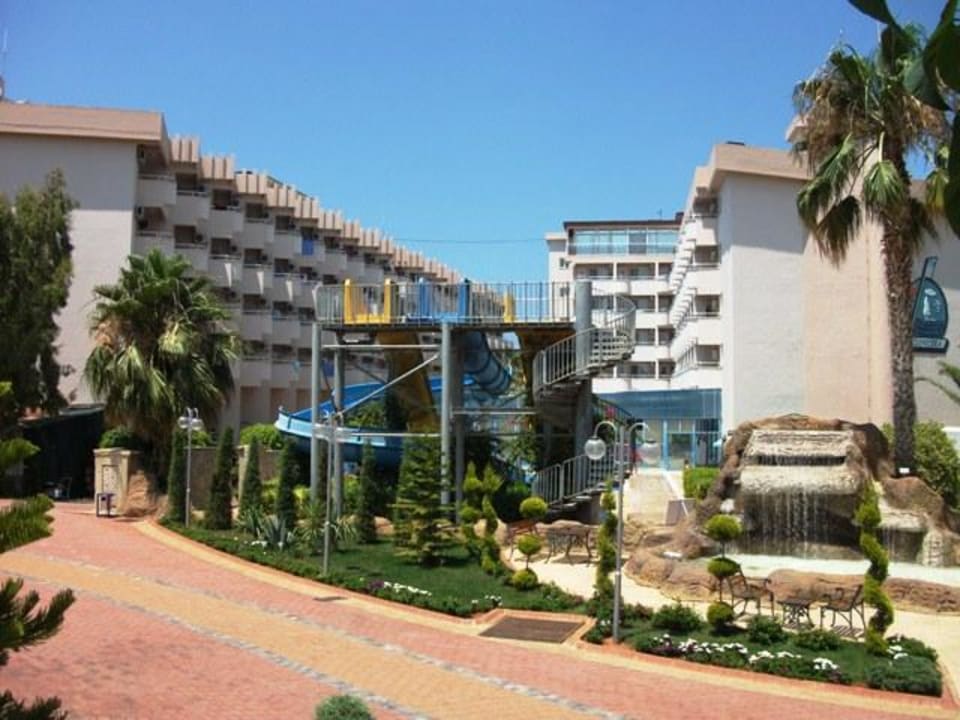 Vorplatz Lonicera Resort & Spa Hotel
