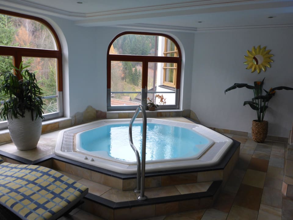 Whirlpool im Schwimmbad Wellnesshotel Forsthaus Auerhahn