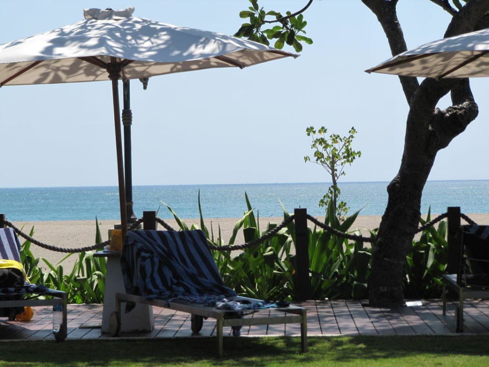 Liegen am Strand Holiday Inn Resort Baruna Bali