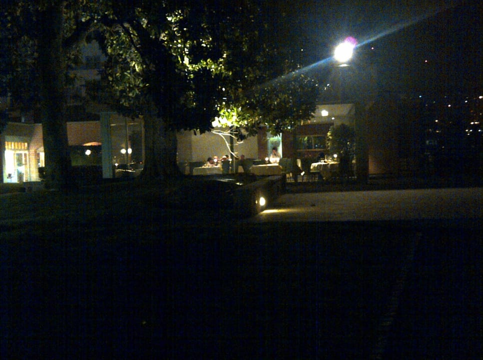Garten und Restaurant (im Hintergrund) bei Nacht Villa Sassa