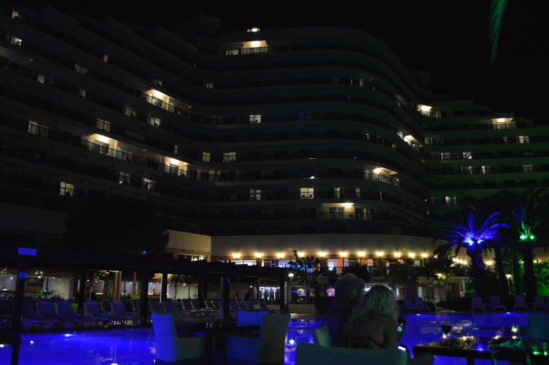 Hotel abends Venosa Beach Resort & Spa