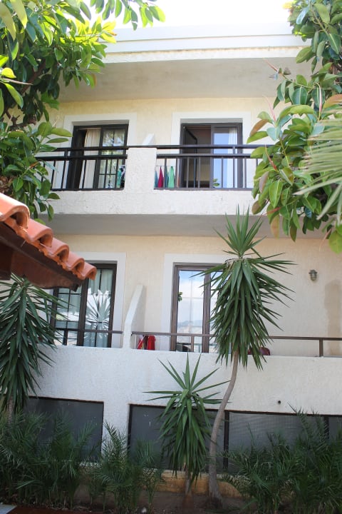 Blick vom Pool zu unserem Balkon Hotel Seven Stars