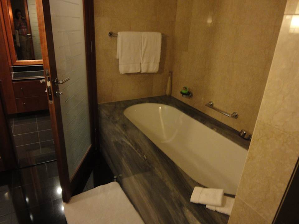 Bad mit Dusche und Badewanne Hotel Jumeirah Emirates Towers
