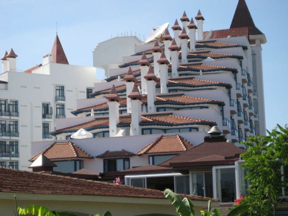 Blick vom Garten auf die Terrassenzimmer Green Max Hotel