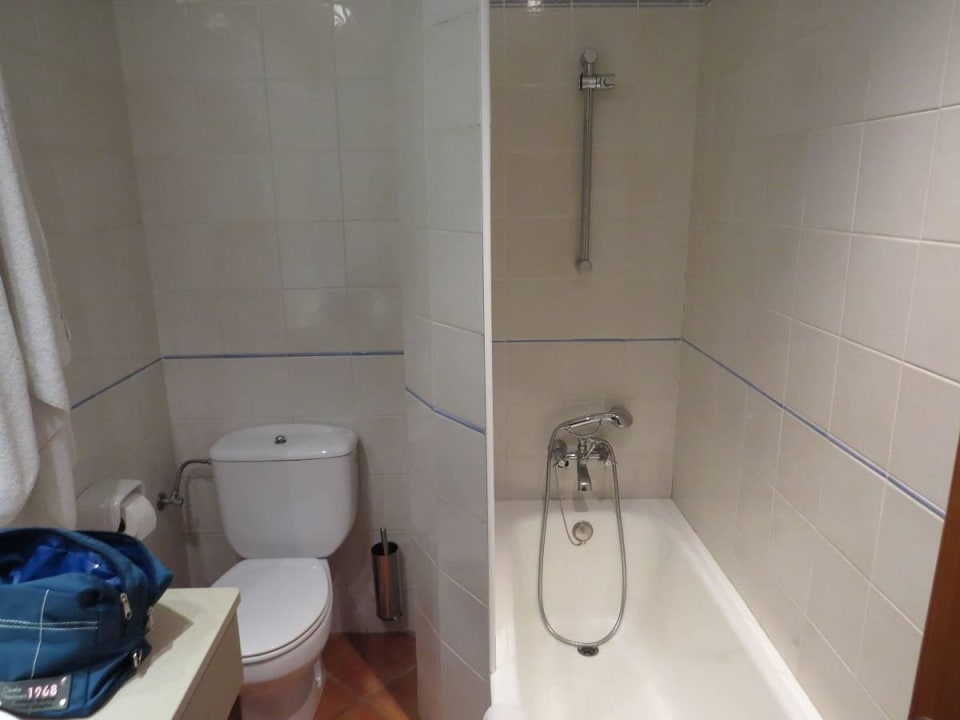 Gewöhnungsbedürftiges, hellhöriges Bad Hotel Es Port