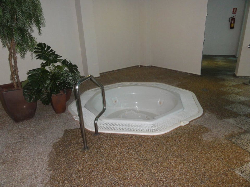 Whirlpool innen Sabina Hotel & Suites