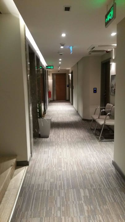 Ruhiger sehr sauberer Etagenflur Hotel Arcadia Blue