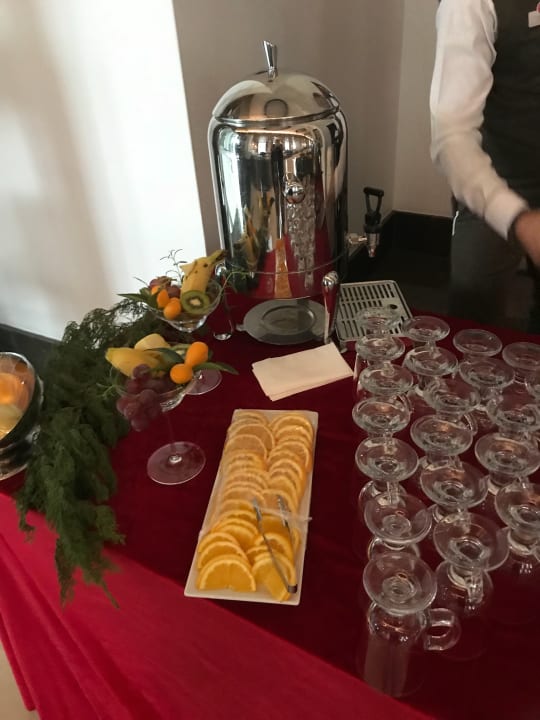 Glühwein am Heiligenabend Acanthus Cennet Barut Collection