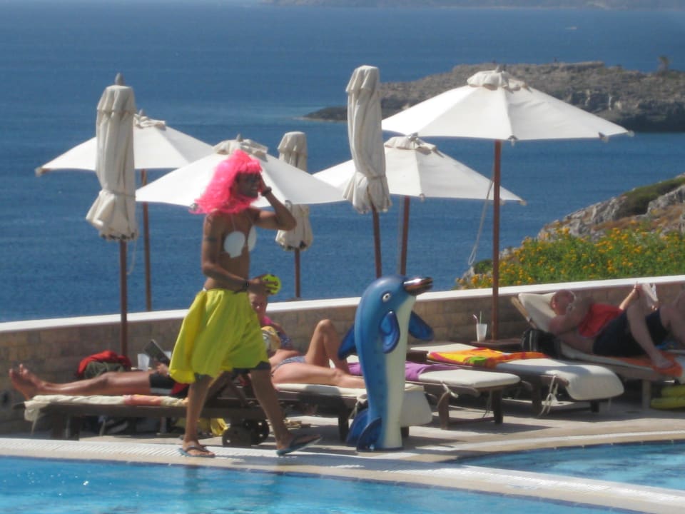 Der Animateur mittags um 12  Hotel Kalithea Horizon Royal