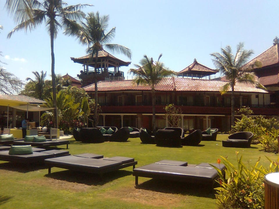 Klappbare Liegen  Holiday Inn Resort Baruna Bali