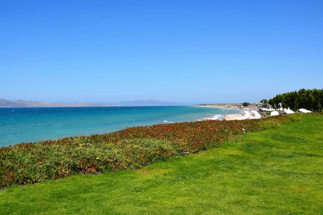 Blick auf Hotelstrand Neptune Luxury Resort