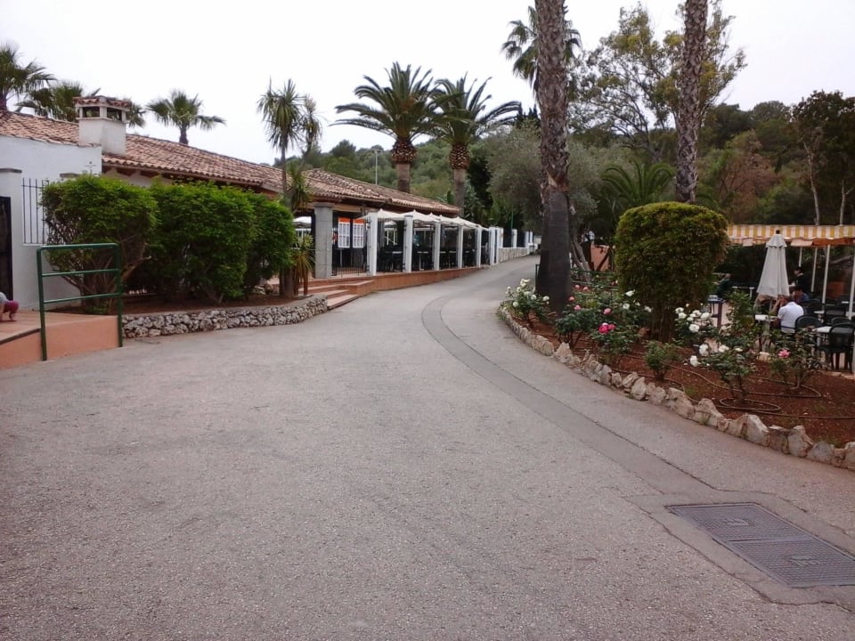 Zu sehen ist das Poolrestaurant links  Flipflop Cala Romantica