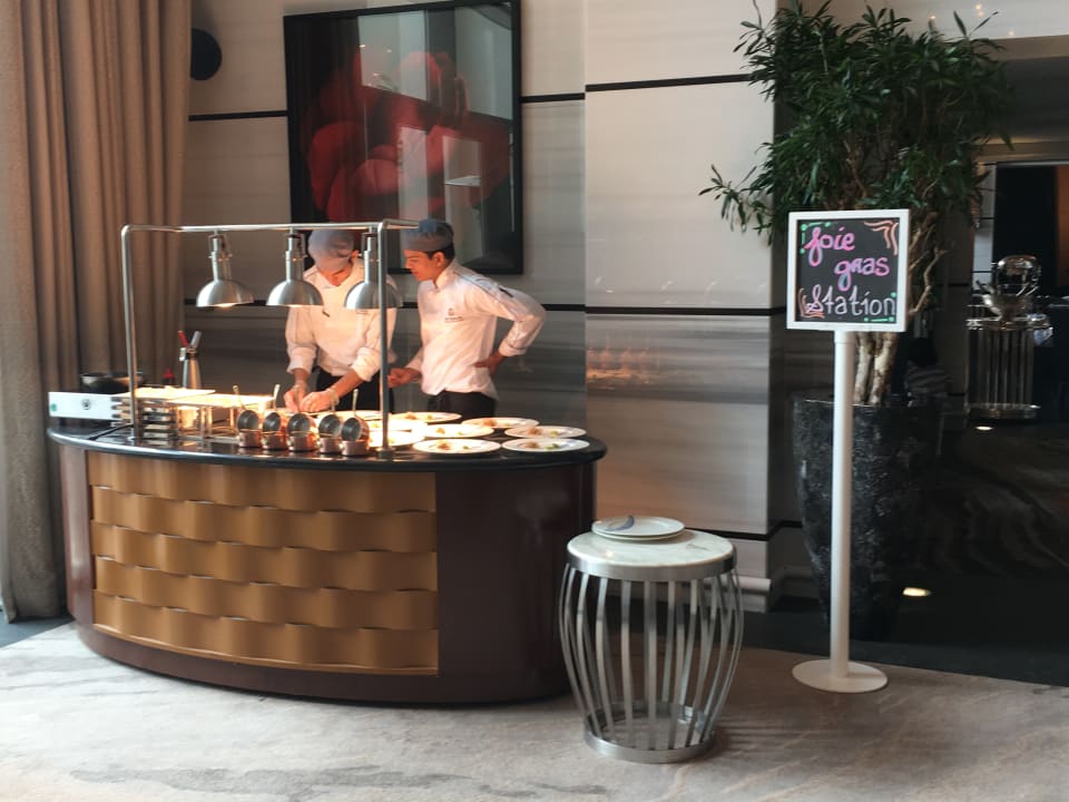 "Fridays brunch" The St. Regis Saadiyat Island Resort, Abu Dhabi (Abu