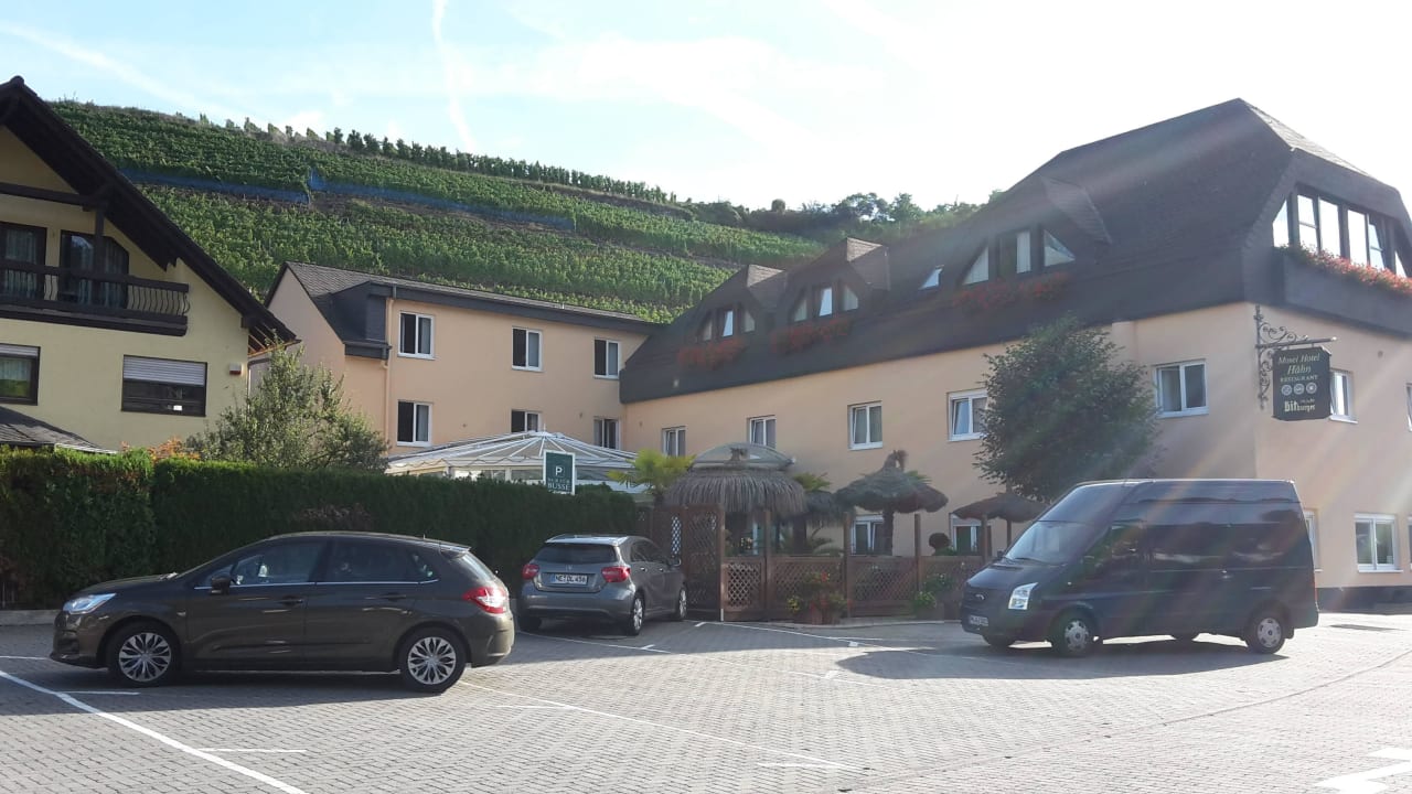 Mosel Hotel Hähn mit Parkplatz und Weinberg Moselhotel Hähn