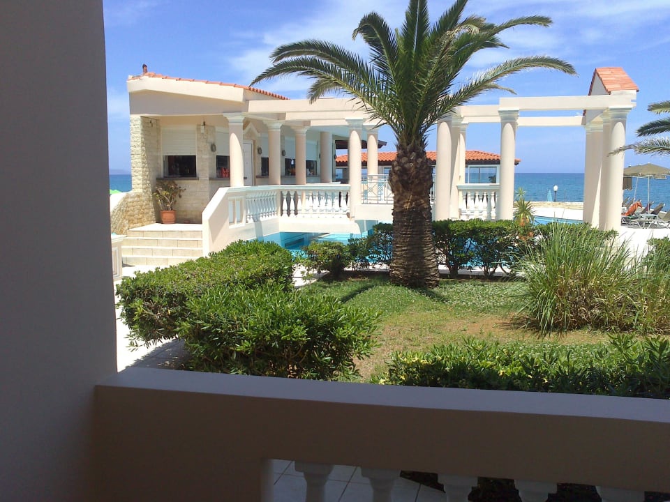 Blick vom Balkon auf die Poolbar / das Restaurant Caretta Beach Hotel