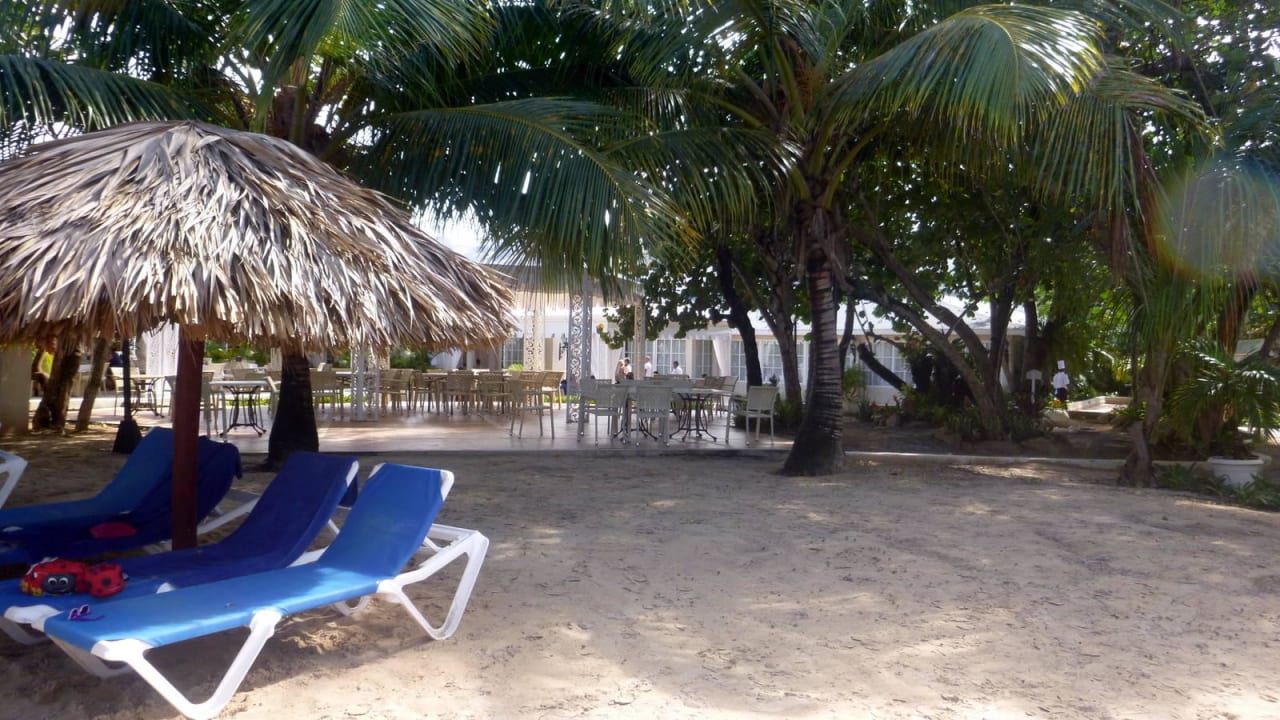 Im Hintergrund das Hauptrestaurant Bahia Principe Grand El Portillo