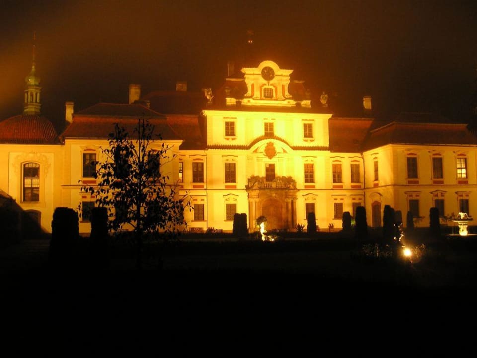 Schloss bei Nacht Hotel Schloss Jemniste