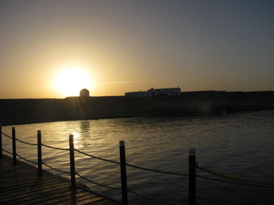 Blick vom Steg zur Tauchbasis bei Sonnenuntergang Fantazia Resort Marsa Alam