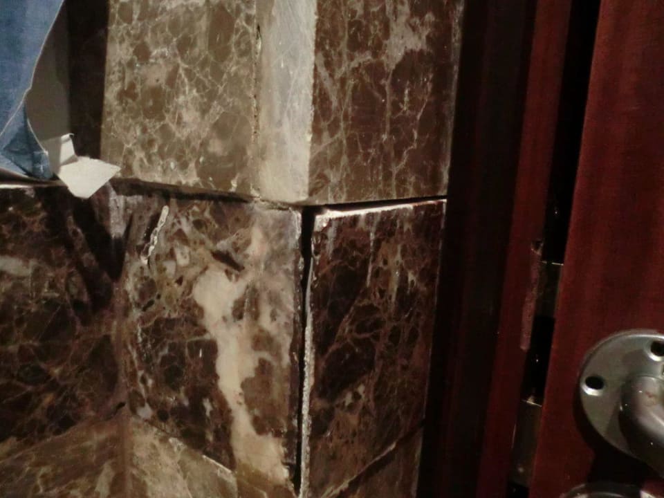 Nur nach 6 Wochen Eröffnung - sich lösende Fliesen  Stella Garden Resort & Spa, Makadi Bay