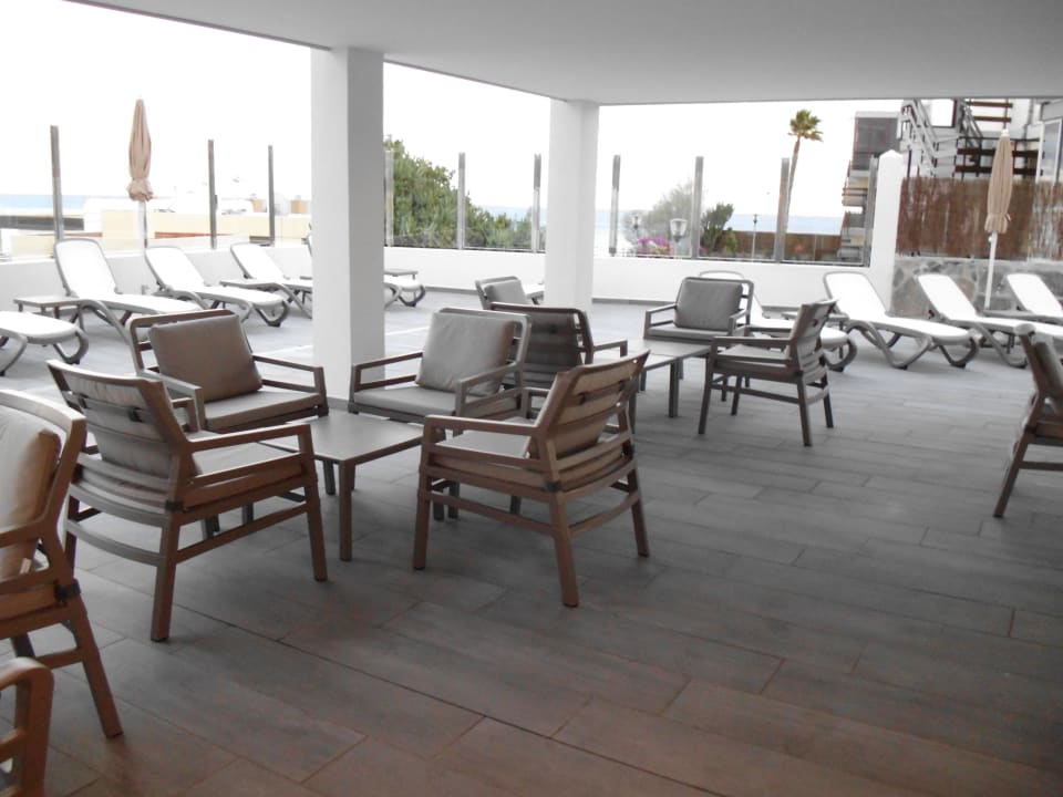 Sitzgruppe am Pool neben den Zimmern Hotel El Palmar