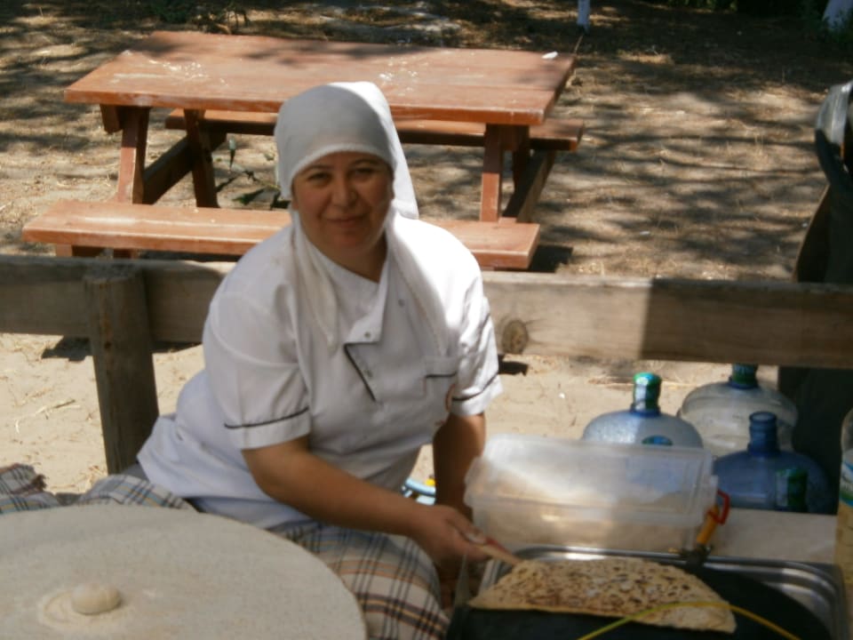 Pfannkuchenzubereitung an der Strandbar X Life Hotel Sarıgerme