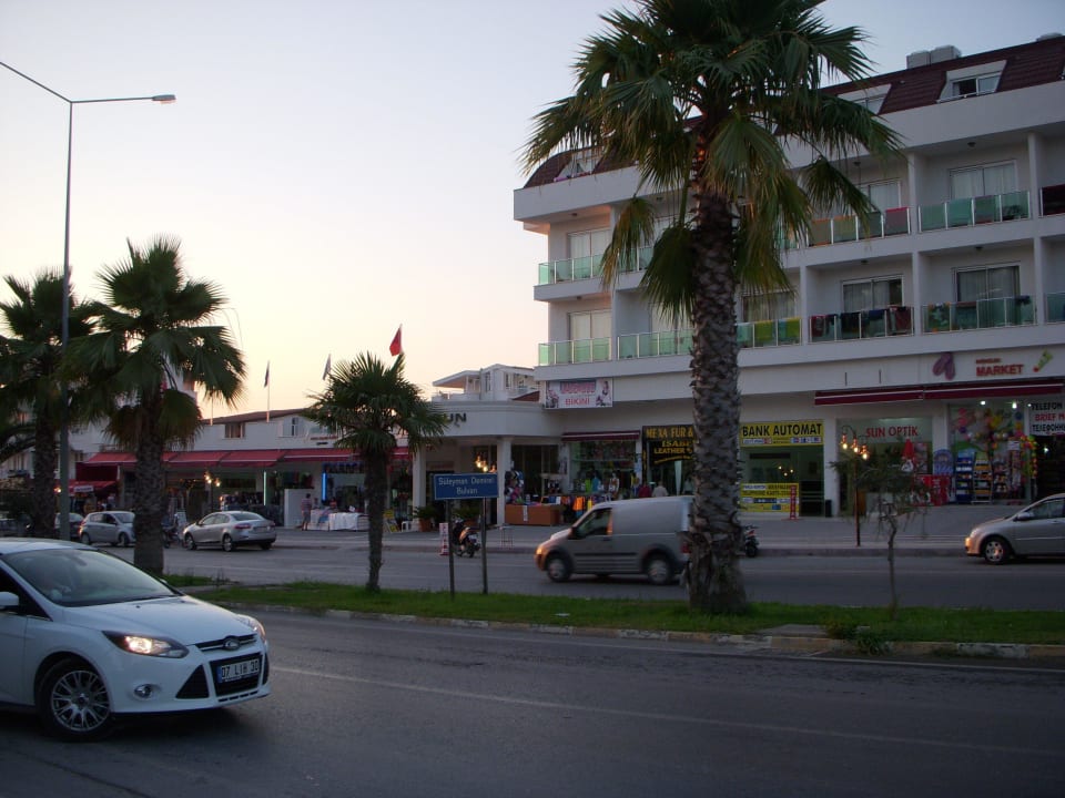 Hoteleingang zwischen Geschäften Merve Sun Hotel & Spa