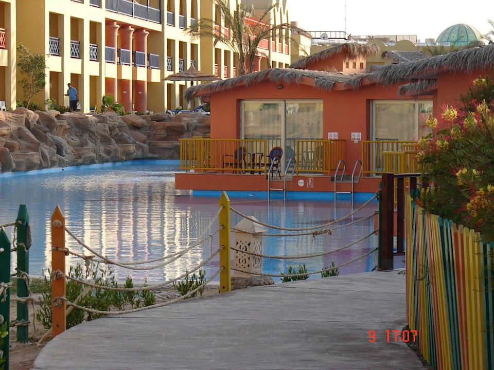 Bungalows im Pool Titanic Beach Spa & Aqua Park