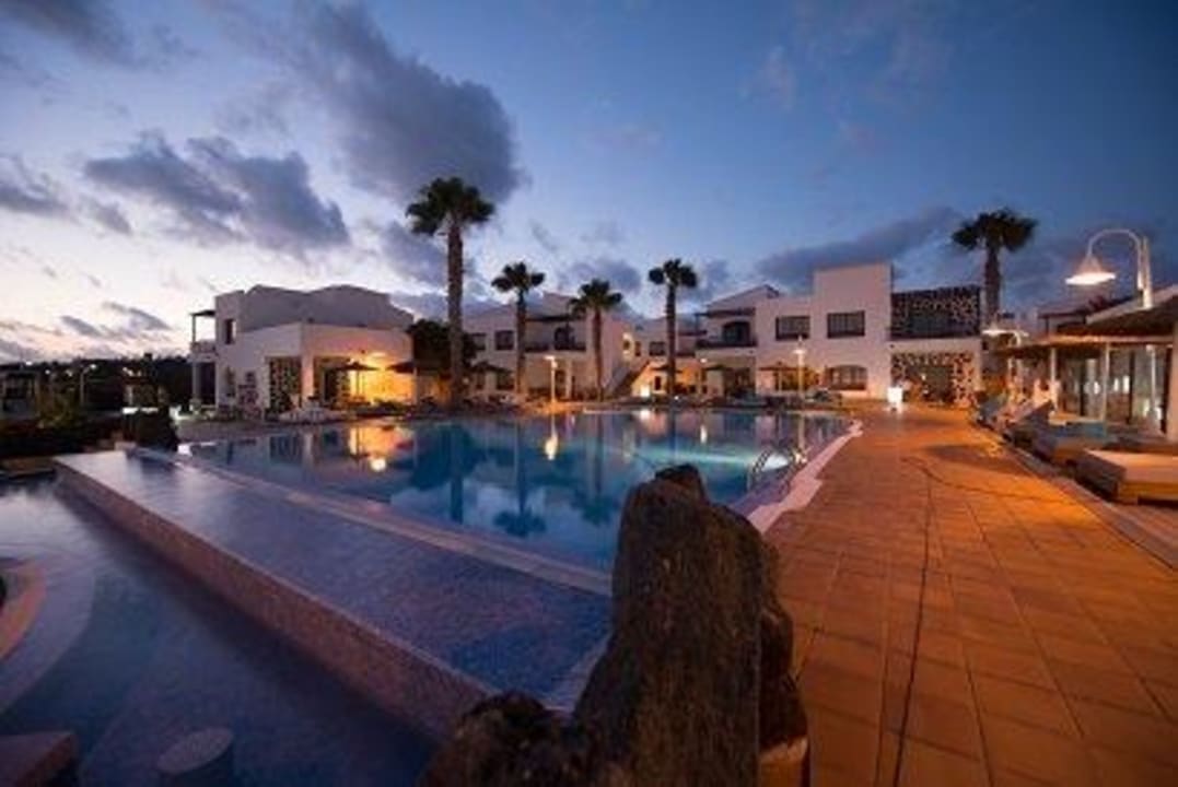 Piscina de noche HD Apartamentos Pueblo Marinero