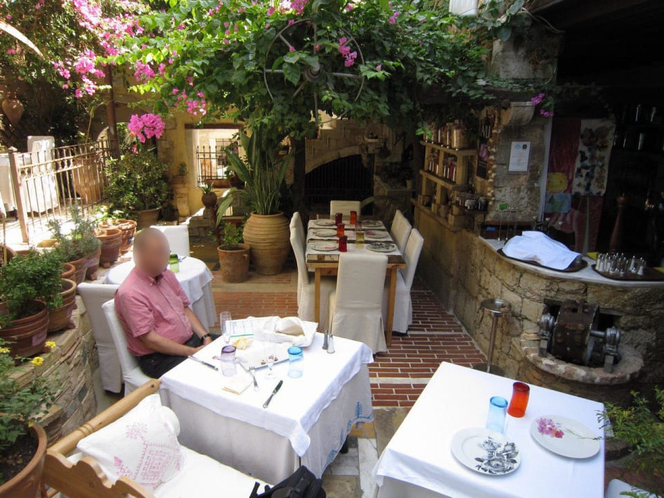 Restaurant garden Avli Lounge Apartments