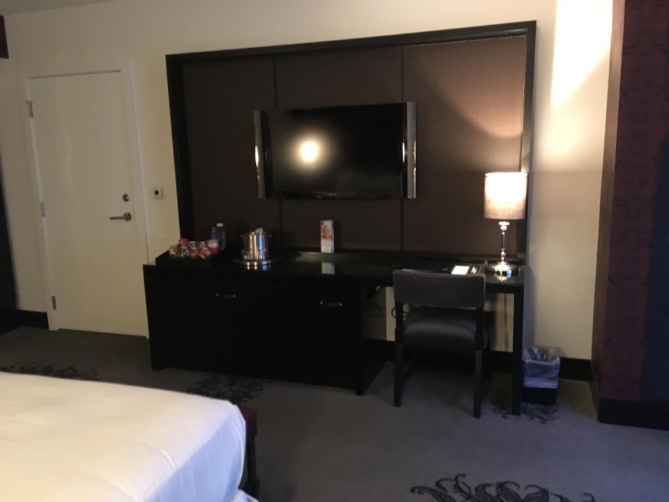 Zimmer Virgin Hotels Las Vegas, Curio Collection by Hilton