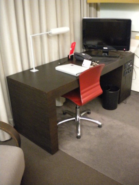 Schreibtisch mit schönem Fernseher Hotel Novotel Karlsruhe City