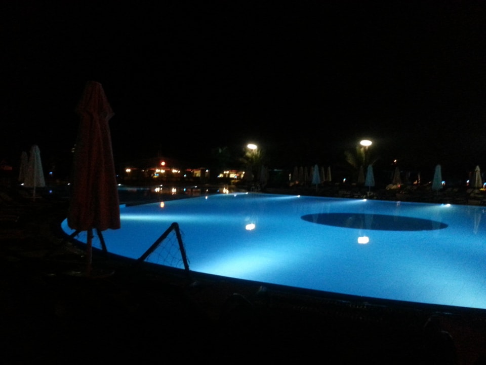 Großer Pool bei Nacht Limak Lara Deluxe Hotel & Resort