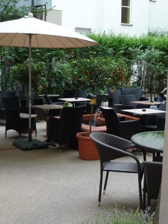 Lounge im Innenhof Leonardo Hotel Berlin KU´DAMM