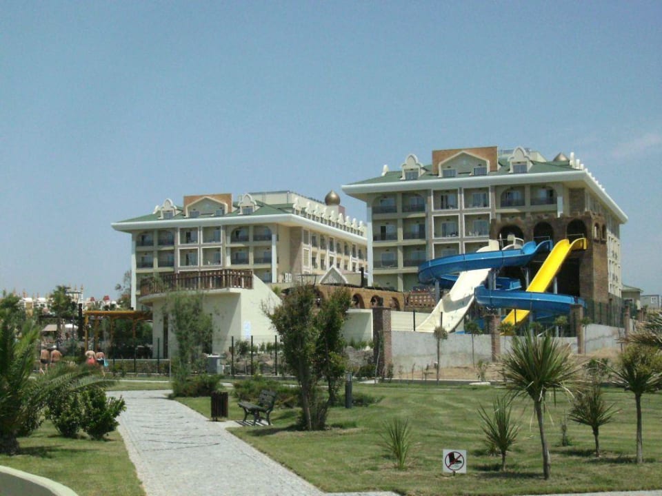 Blick von dem Strand auf das Hotel Adalya Resort & Spa - Adults Only