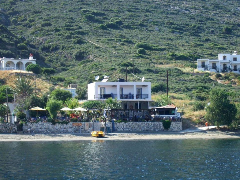 Die Anlage vom Meer aus gesehen Hotel On The Rocks