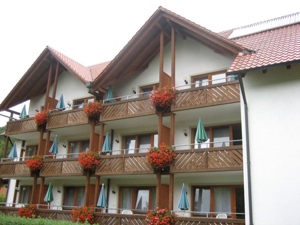 Zijkant hotel met kamers Hotel & Gasthof Zur Linde