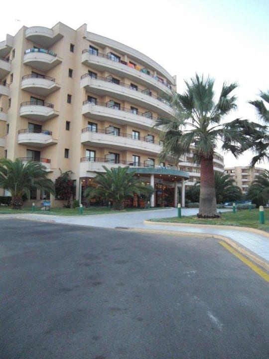 Vor dem Hotel allsun App.-Hotel Orient Beach